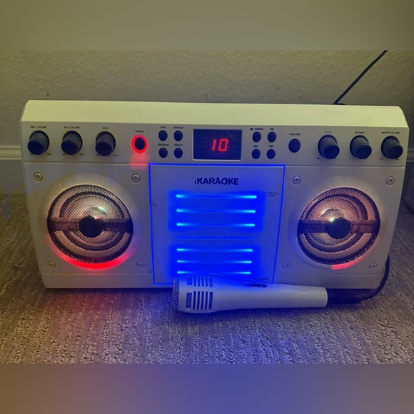 White iKaraoke & Mic Bluetooth CD & G
Karaoke System LED rythm Lights - Picture 1 of 2